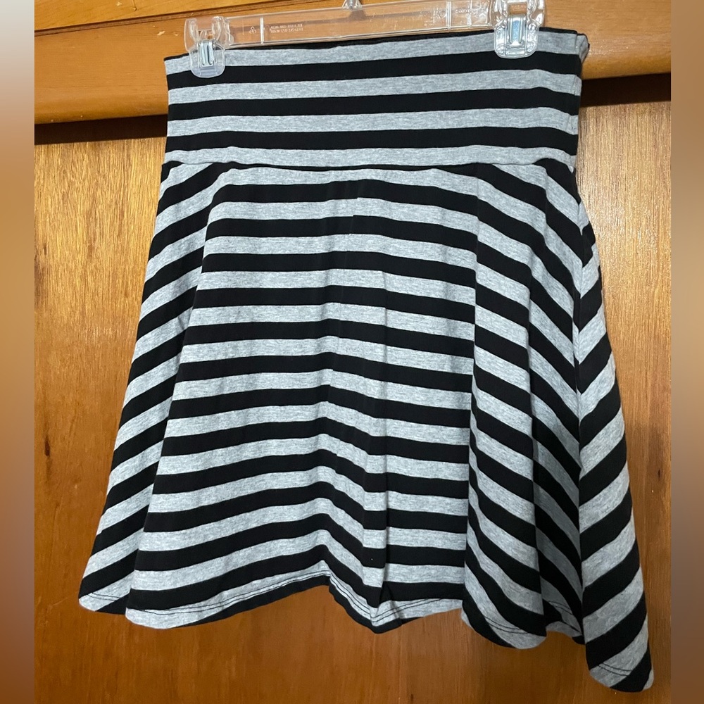 Forever 21 black and gray striped short skirtt size large